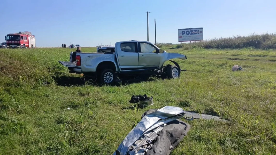 Ilustración genérica de un campo de fútbol vacío con un lazo negro, en referencia a la suspensión.