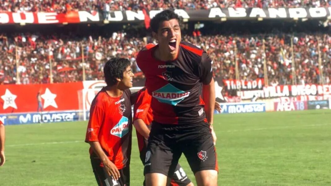 Óscar 'Tacuara' Cardozo celebrando un gol con la camiseta de Newell's Old Boys.