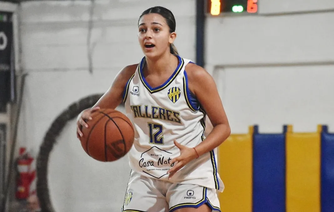 Jugadoras de básquet en acción durante un partido de la liga femenina de Santa Fe