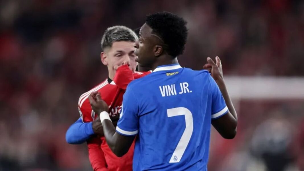Árbitro mostrando tarjeta roja en un partido de fútbol