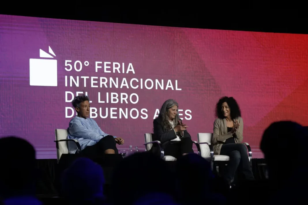 Escritoras Gabriela Cabezón Cámara, Selva Almada y Leila Guerriero en la Feria del Libro de Buenos Aires