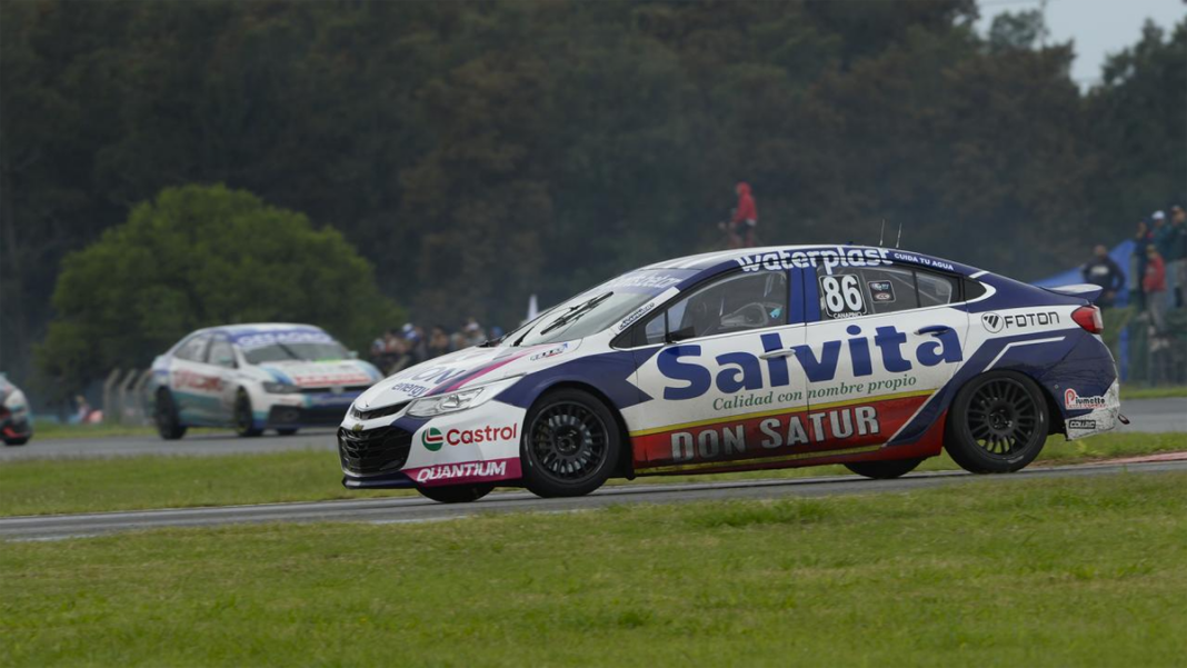 Acción del Turismo Nacional en la recta principal del Autódromo Juan Manuel Fangio de Rosario.