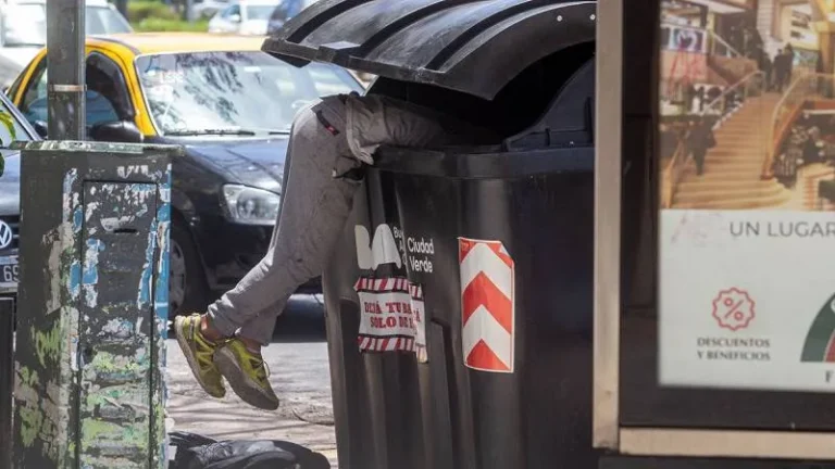 Gráfico de estadísticas sobre pobreza y hombre analizando datos en una computadora