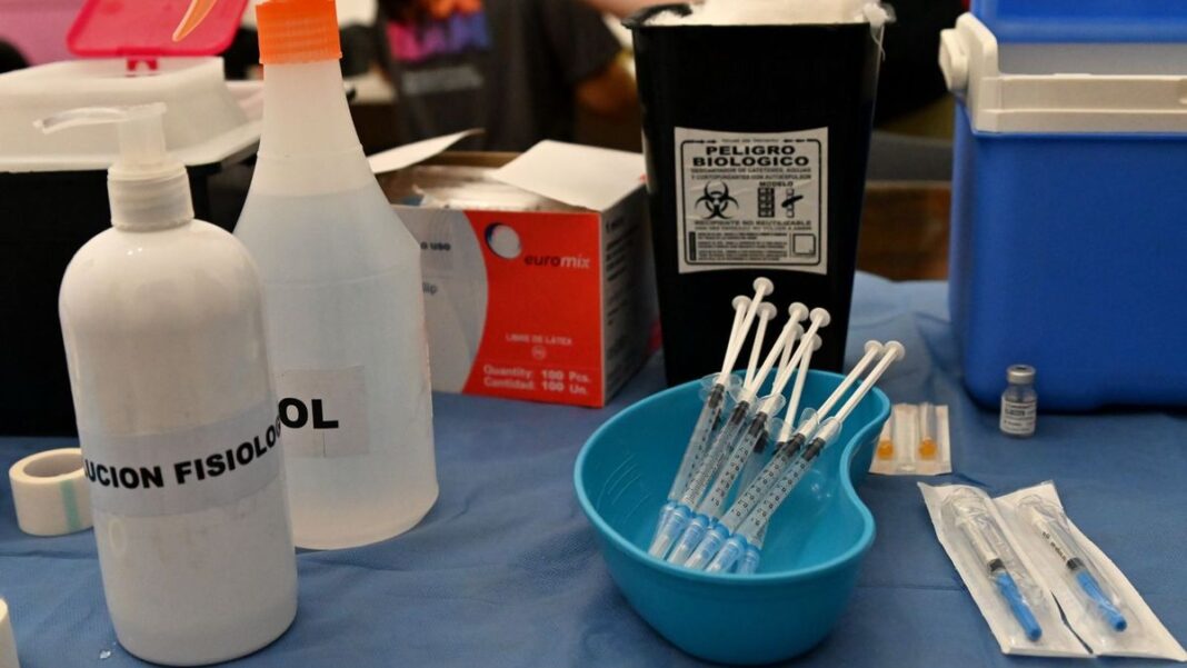 Persona recibiendo la vacuna antigripal en un centro de salud de la provincia de Santa Fe.