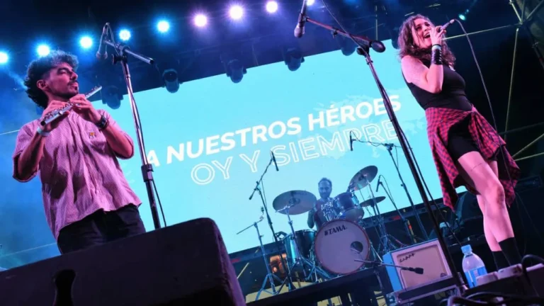 Multitud reunida durante la vigilia por Malvinas en el Monumento a la Bandera de Rosario, de noche.