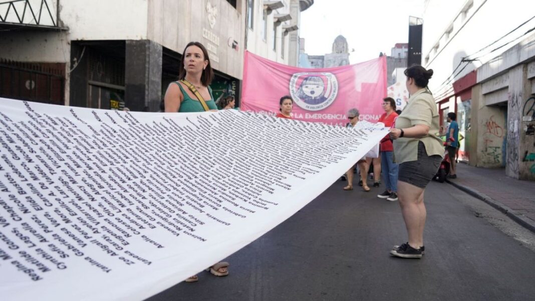 Mujer con expresión seria mirando a cámara, representando la lucha contra la violencia de género