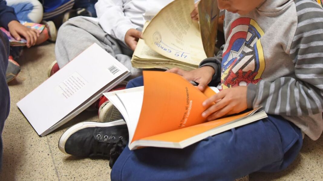 Niño leyendo un libro en el aula, ilustración de campaña de alfabetización