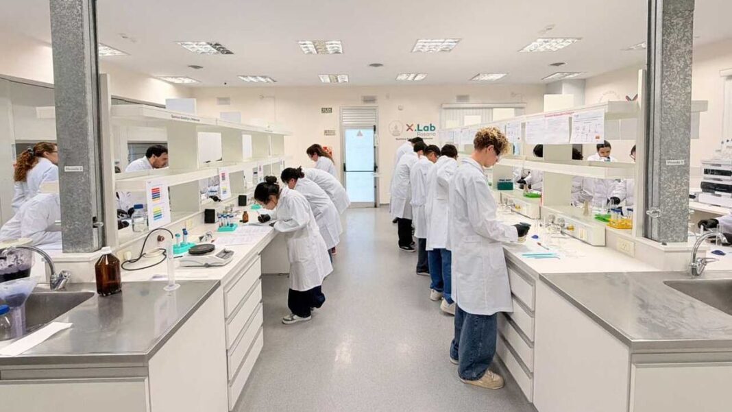 Alumnos de la escuela Balseiro en el laboratorio Xlab Rosario realizando experimentos científicos
