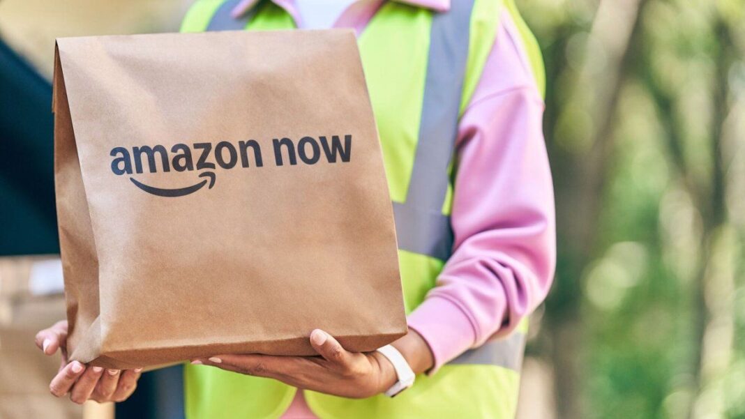 Repartidor de Amazon entregando un paquete en una zona urbana