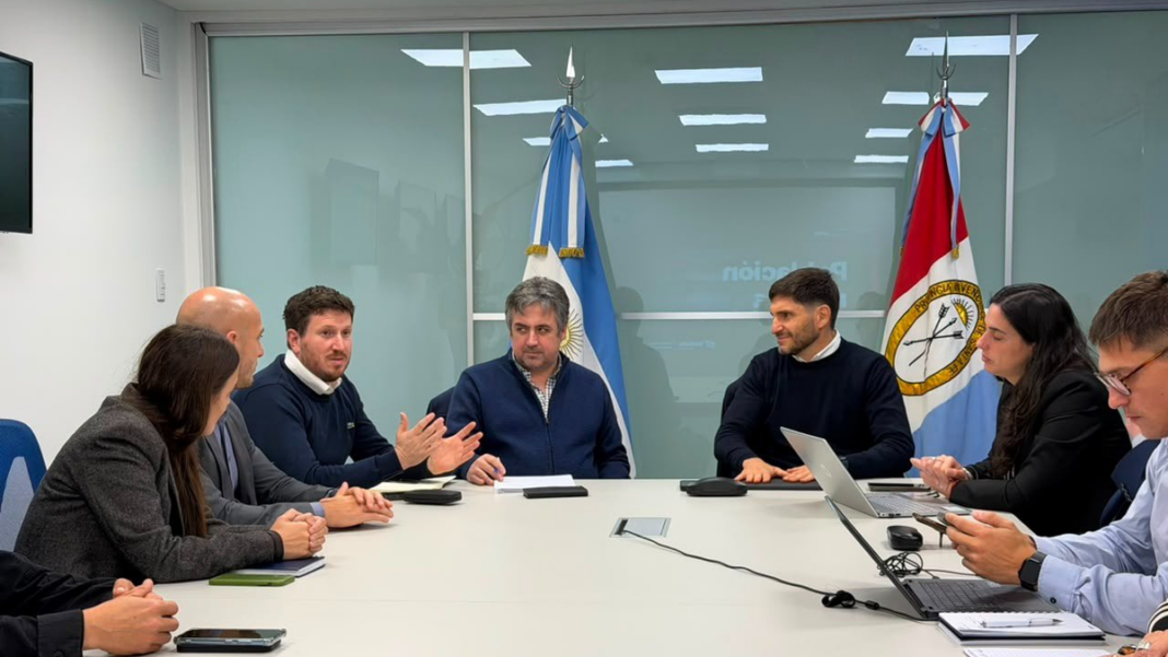 Federico Angelini junto al gobernador Maximiliano Pullaro en el Ministerio de Seguridad de Santa Fe