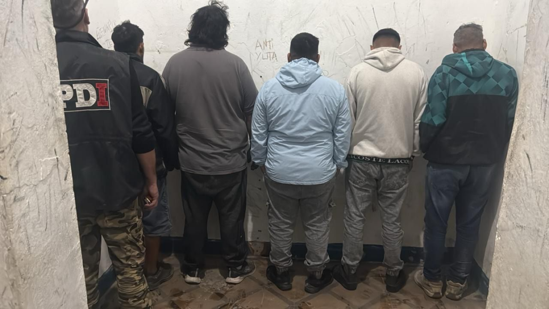Efectivos policiales durante allanamiento en zona sur de Rosario