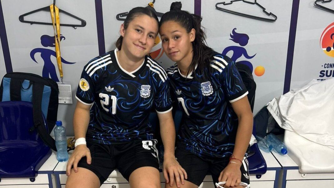 Jugadoras de la selección argentina Sub-17 femenina celebrando la clasificación al Mundial