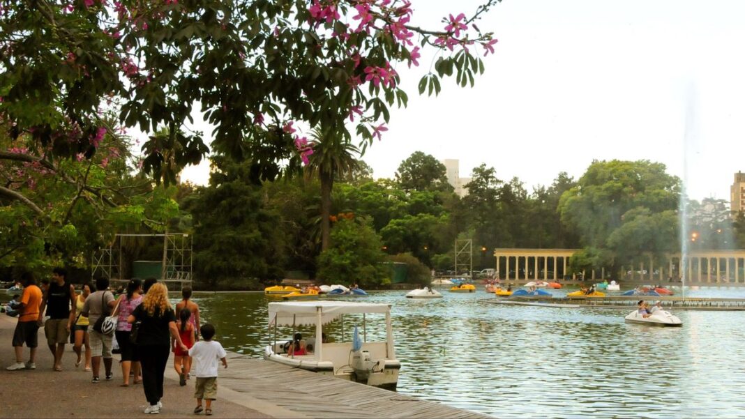 Vista del Parque Independencia con su lago y arbolado