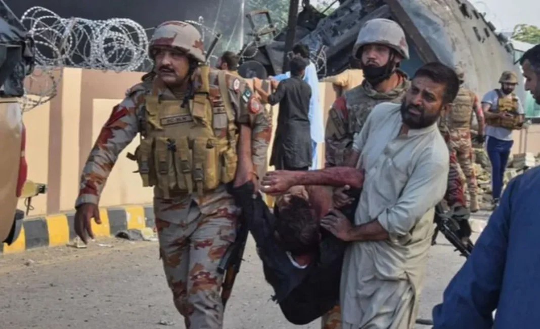 Vagón de tren destrozado y volcado tras ataque con bomba en Quetta, Pakistán