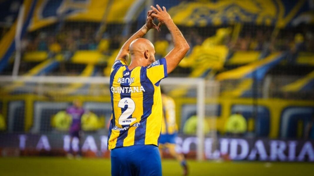 Carlos Quintana, defensor de Rosario Central, disputando un partido