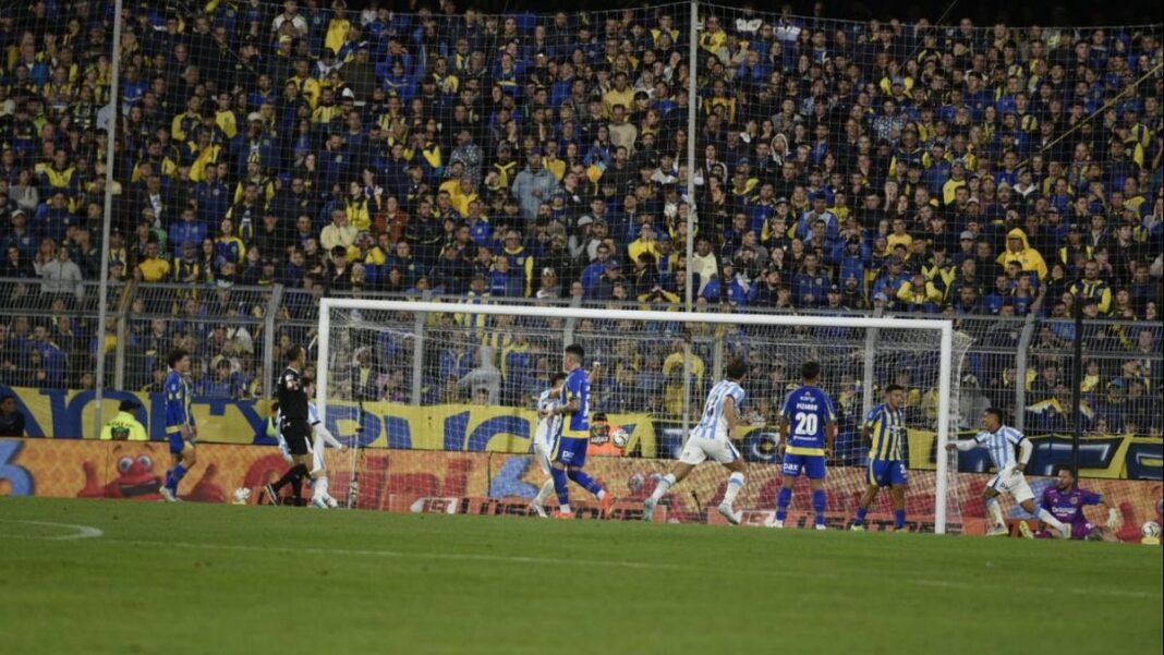 Estadio Gigante de Arroyito durante el partido entre Central y Racing
