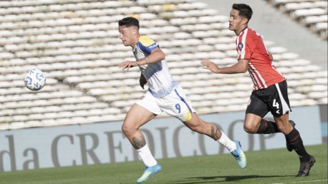 Jugadores de Rosario Central y Estudiantes de La Plata en el estadio Mario Alberto Kempes