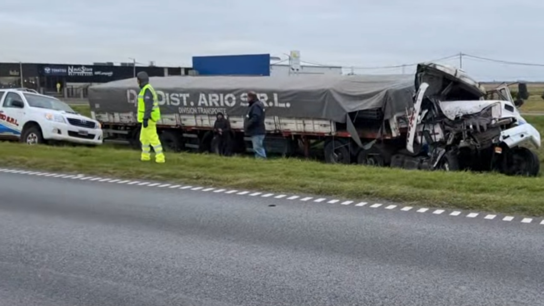 Camiones involucrados en un choque en la autopista Rosario-Buenos Aires, en Santo Tomé