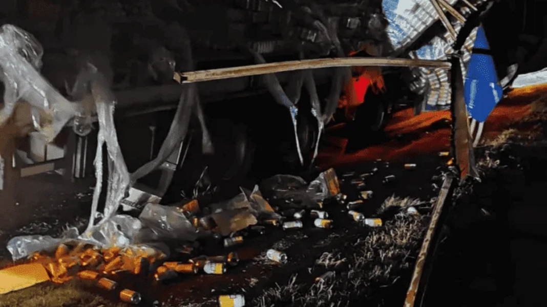 Latas de cerveza esparcidas sobre la calzada tras choque de camiones en autopista Rosario-Buenos Aires