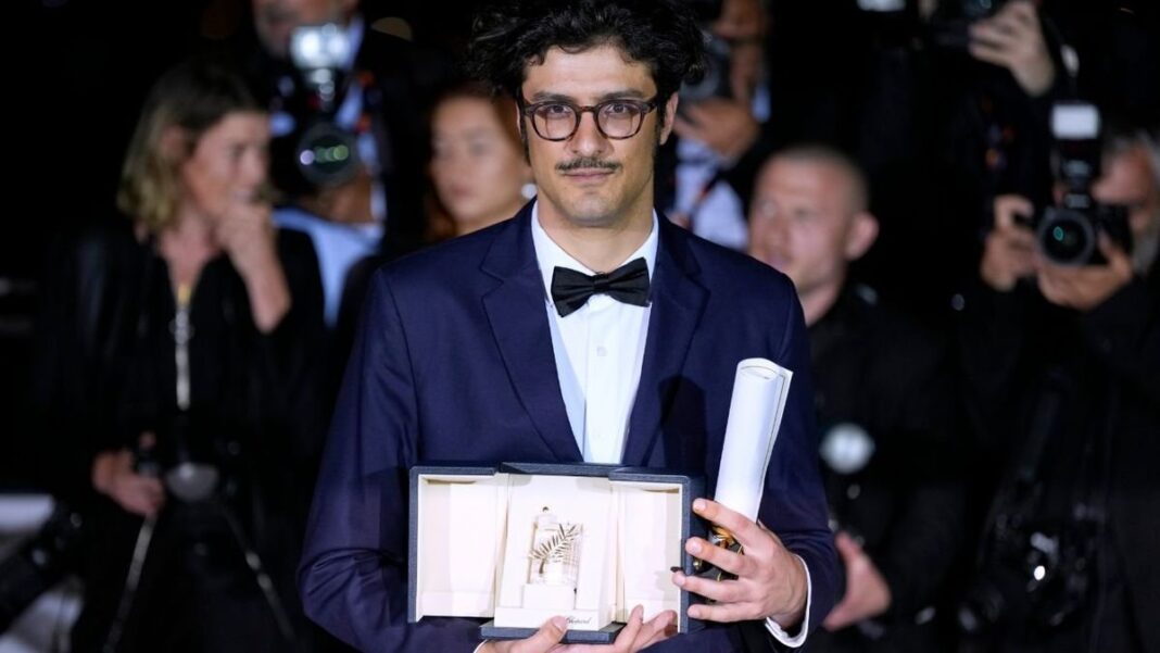 Luis Federico sosteniendo la Palma de Oro en el Festival de Cannes