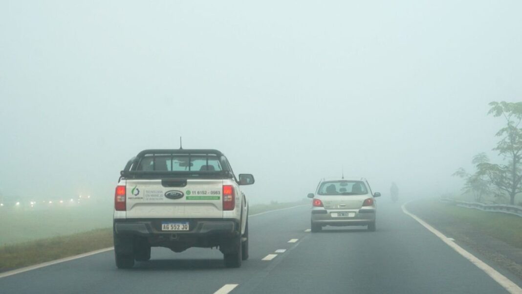 Automóvil circulando con niebla en una ruta
