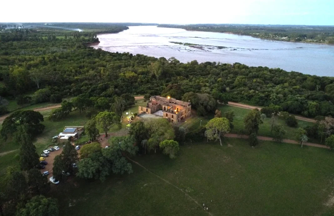 Vista de piscinas termales rodeadas de bosques de pinos en Concordia, Entre Ríos