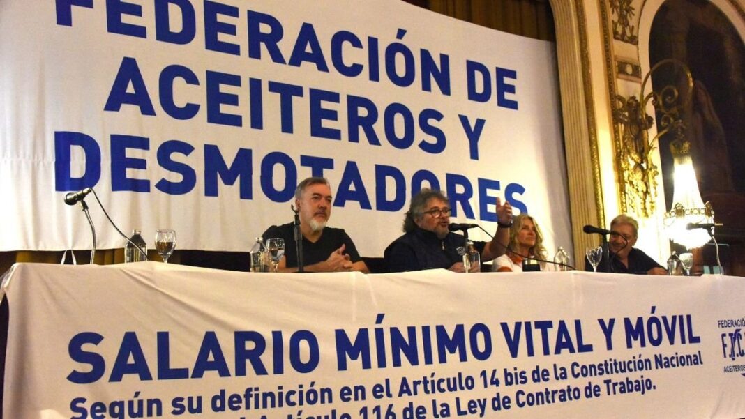Trabajadores aceiteros en planta de procesamiento