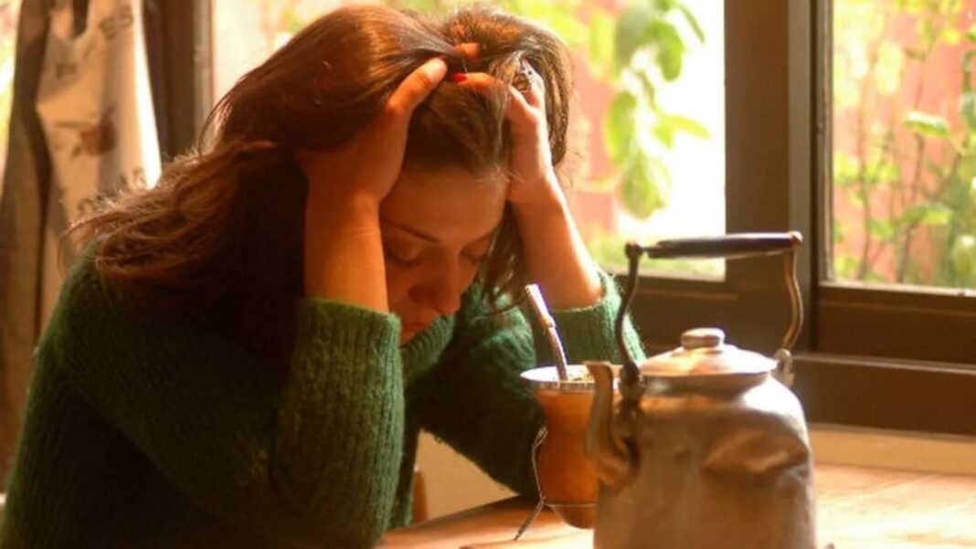 Profesional de salud mental atendiendo a un paciente en un consultorio en Santa Fe