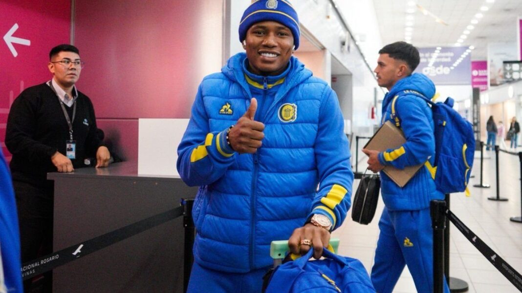 Jugadores de Rosario Central en el aeropuerto antes de viajar a Ecuador