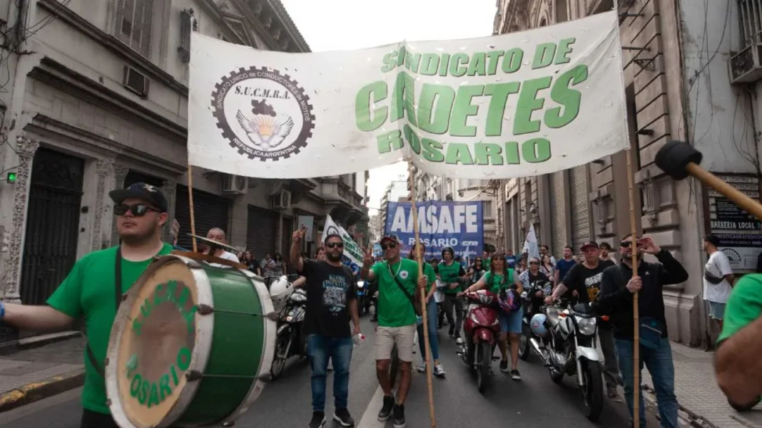 Cadetes en moto circulando por calles de Rosario