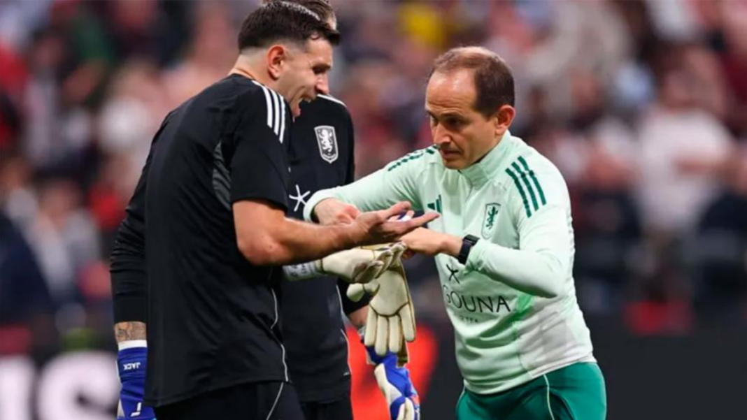 Emiliano Dibu Martínez con vendaje en la mano durante la final de la Europa League