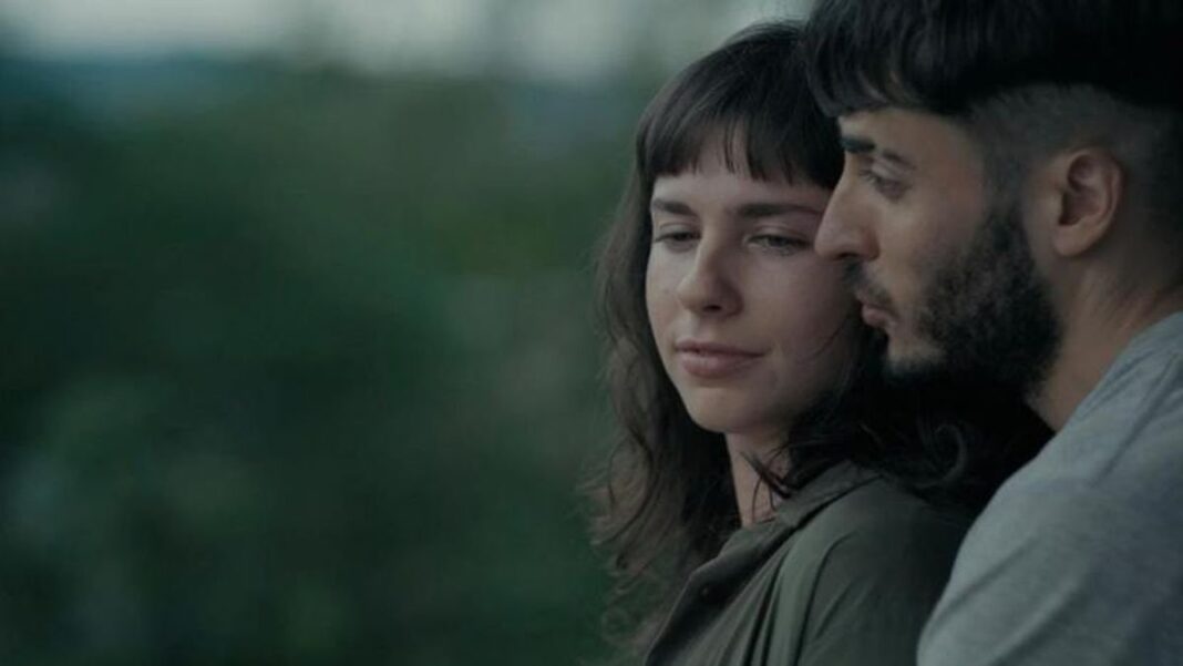 Escena de la serie Tafí Viejo, verdor sin tiempo con sus protagonistas Laura Grandinetti y Emanuel Rodríguez