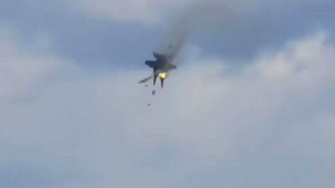 Momento del choque de dos aviones en el espectáculo aéreo Gunfighter Skies en Idaho