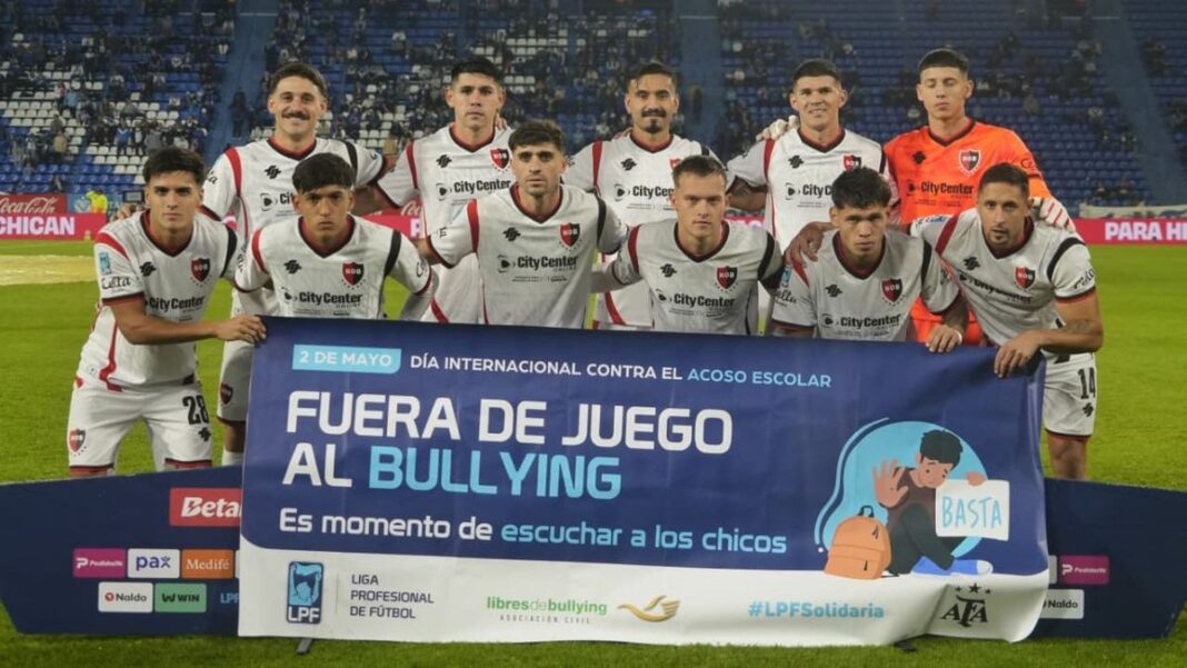 Rodrigo Herrera, volante de Newell's, disputando un balón en el partido ante Vélez en Liniers