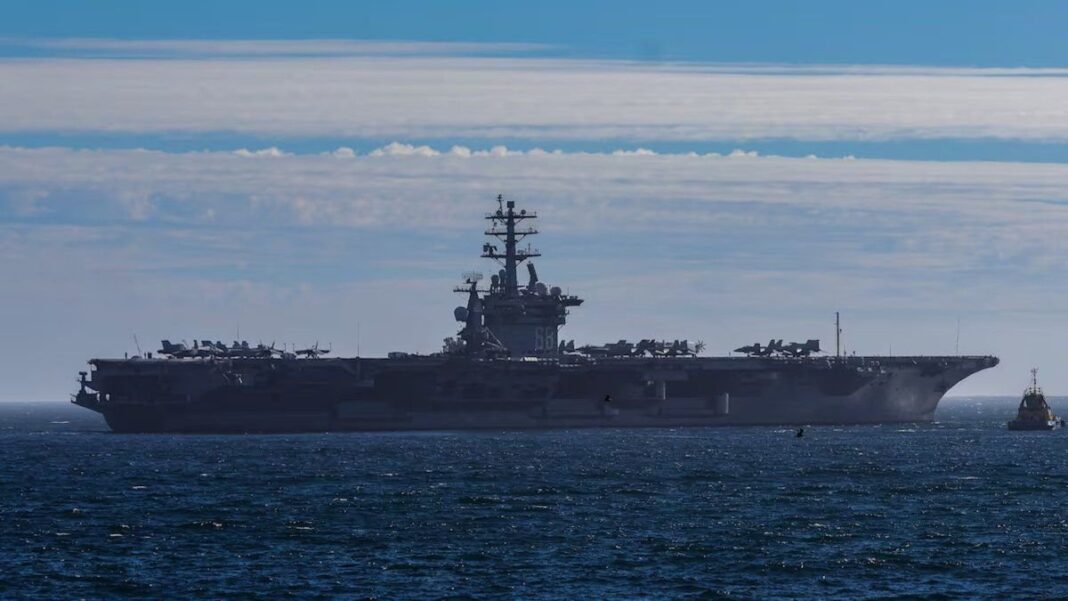 Portaaviones USS Nimitz navegando en el mar