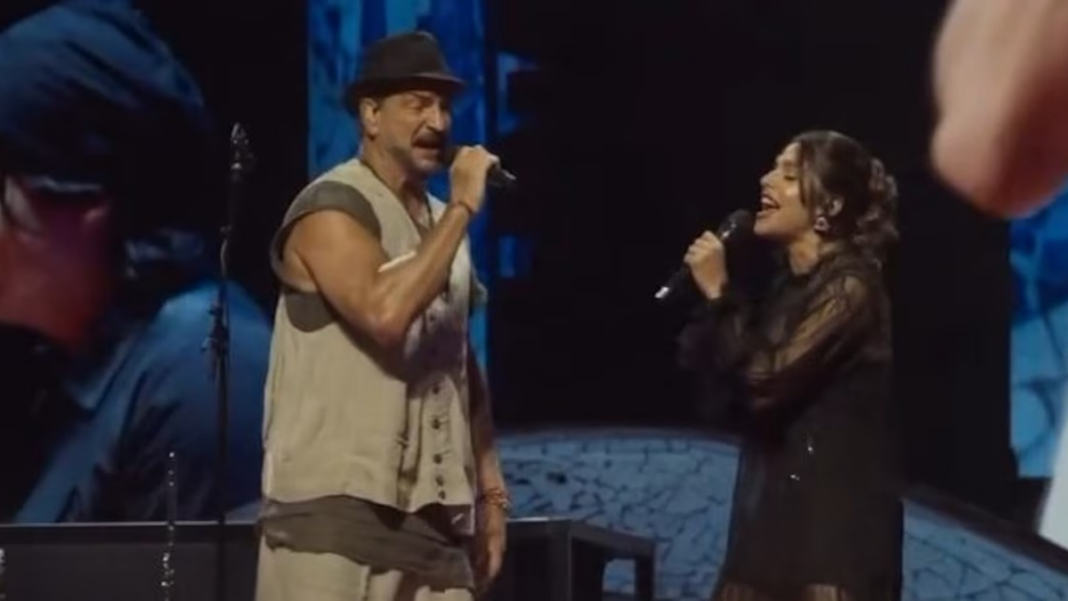Euge Quevedo en el escenario del Movistar Arena junto a Ricardo Arjona