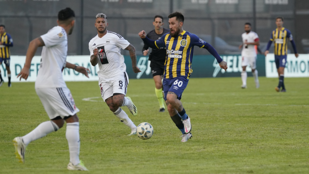 Futbolista Jonatan Gómez en una cancha de fútbol