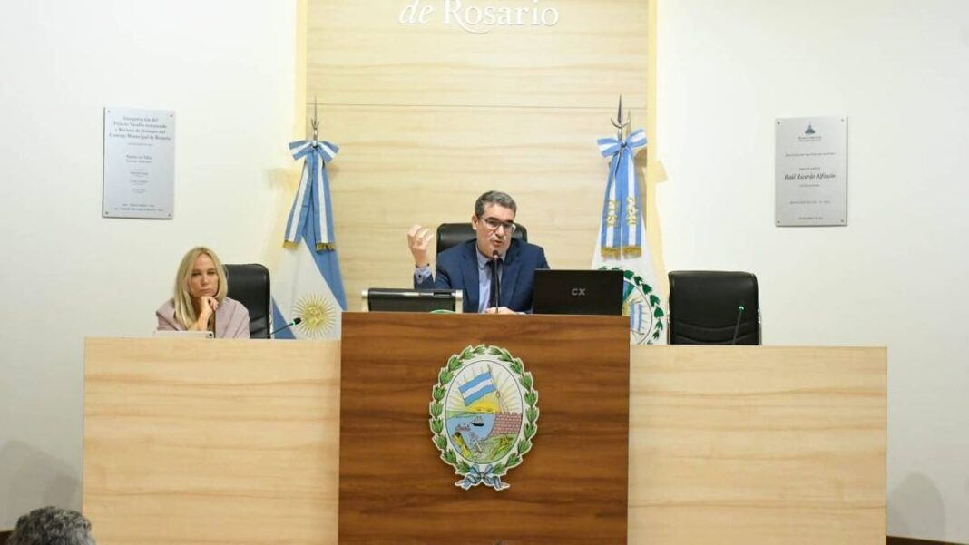 Fiscal Matías Merlo exponiendo el informe de gestión 2025 en el Concejo Municipal de Rosario