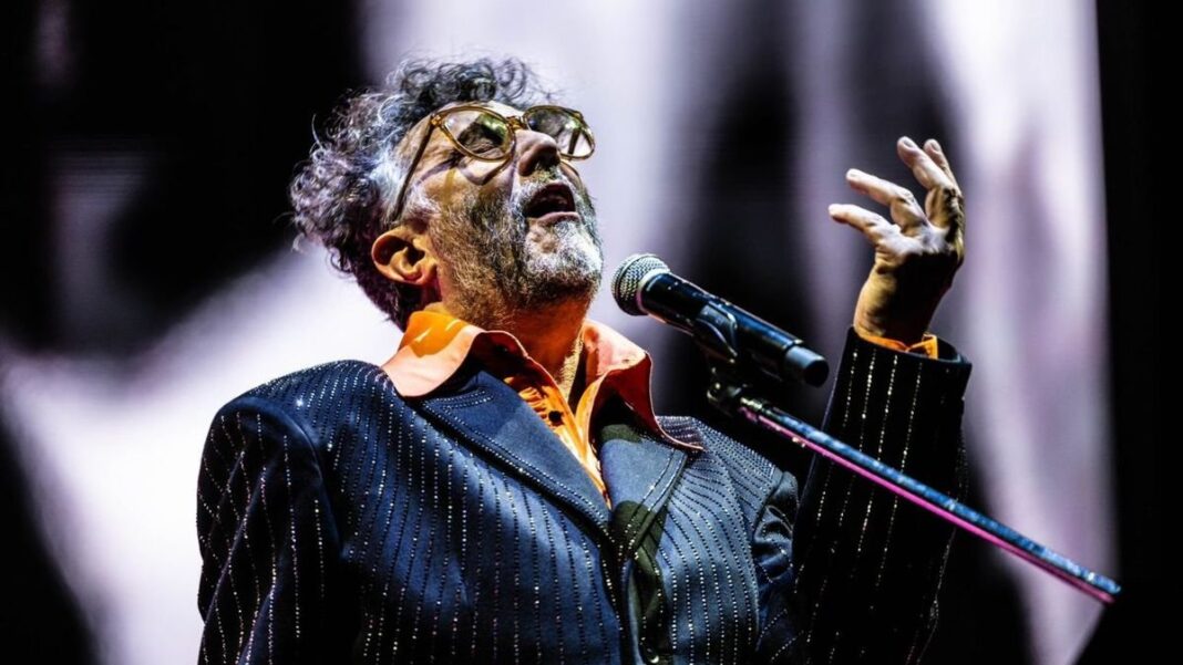Fito Páez en el escenario del Movistar Arena durante su show del Sale el Sol Tour