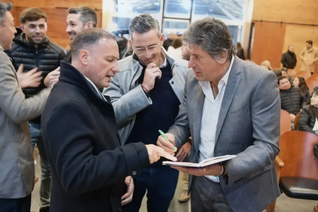 Autoridades en la apertura de sobres para la construcción del Centro de Distribución Oeste en Funes