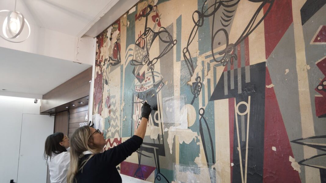 Restauradoras trabajando en el mural Los Músicos de Julio Vanzo en la Galería Rosario
