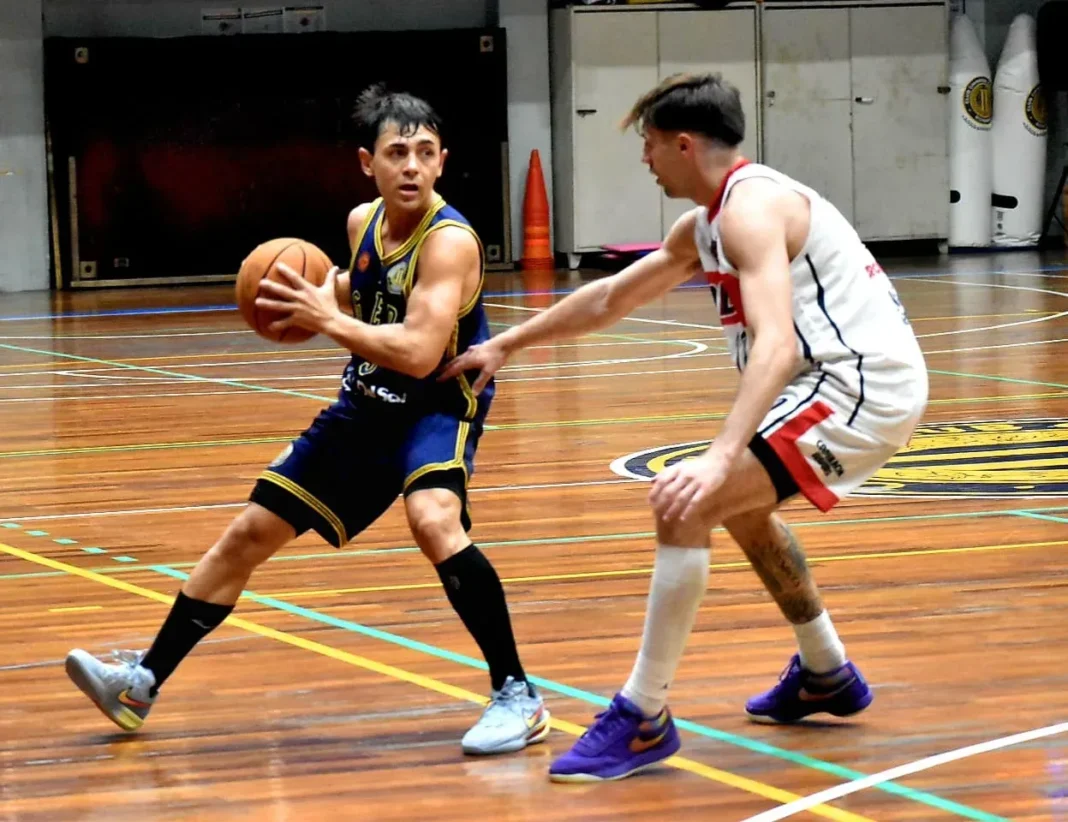 Jugadores de Gimnasia en partido de Liga Federal