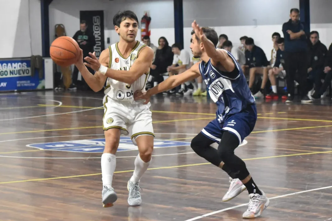 Jugadores de Gimnasia y Central en partido de la Liga Federal