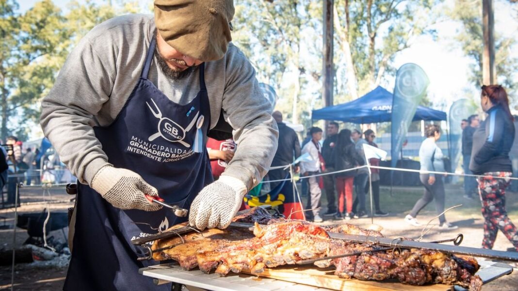 Asado a la estaca en Granadero Baigorria durante la Semana de Mayo