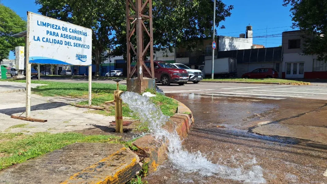 Operario de Aguas Santafesinas realizando purgado de cañería en Granadero Baigorria