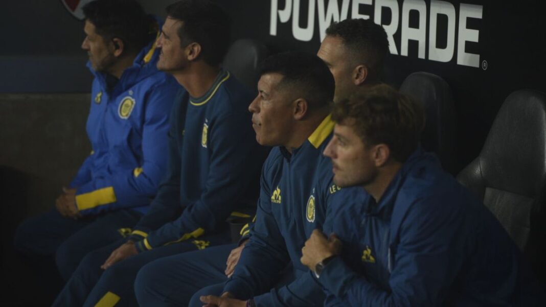 Jorge Almirón durante un partido de Rosario Central