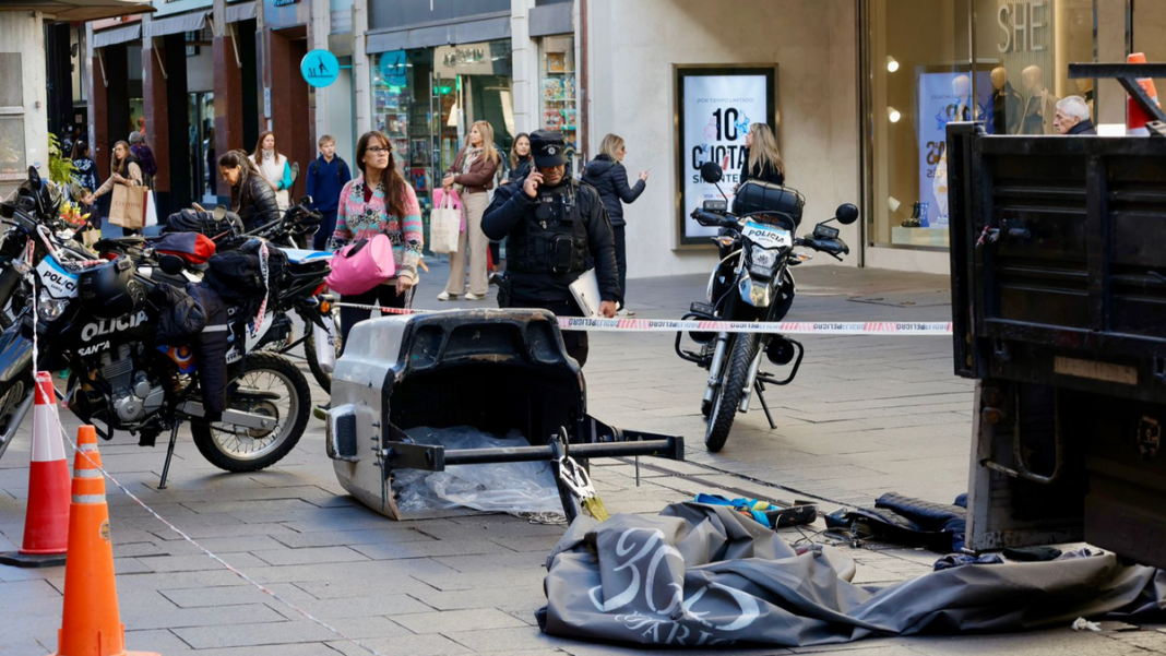 Vista de la peatonal Córdoba con presencia policial y de emergencias tras la caída de un obrero