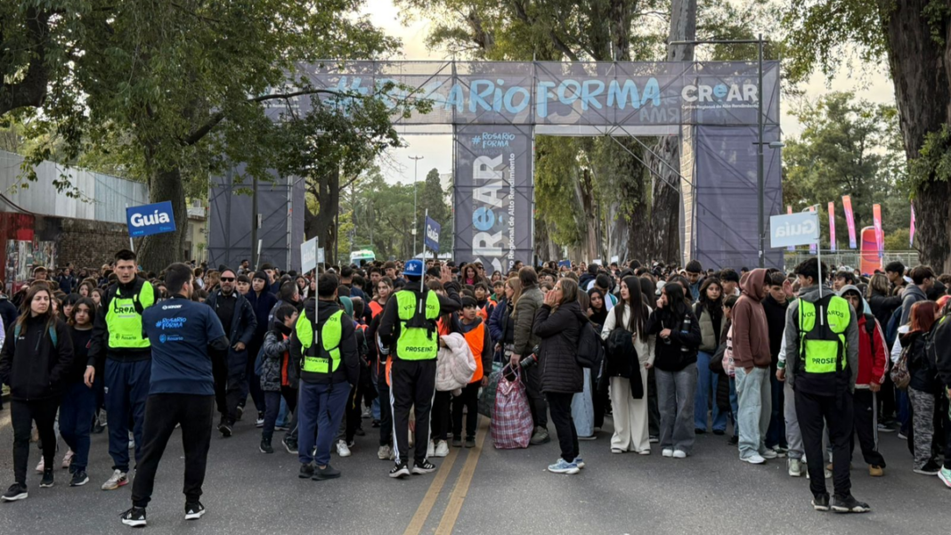 Niños y adolescentes participando en actividades deportivas en el Parque Independencia durante la primera jornada de los Juegos Crear en Rosario
