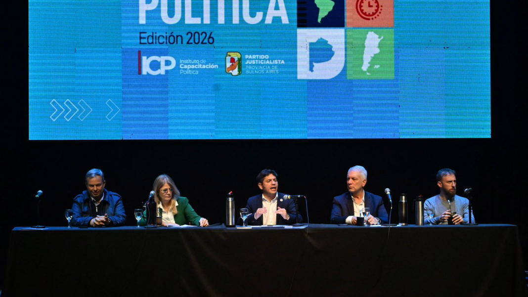 Axel Kicillof durante la clase inaugural de un curso de formación política en La Plata