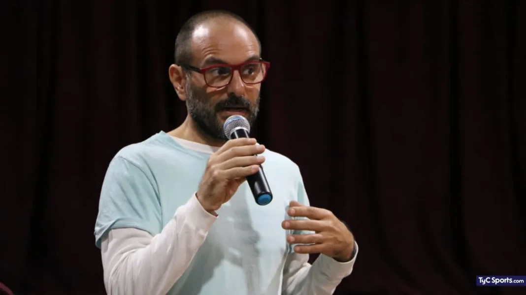 Kurt Lutman durante una charla sobre deporte e infancias